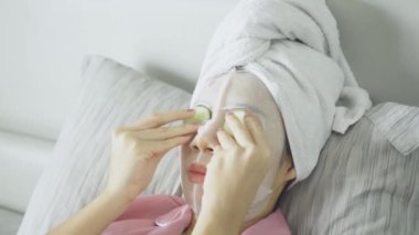 Eller yüz maskesi kremi sürüyor.