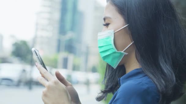 Žena Nosí Masku Aby Zabránilo Koronaviru Pomocí Mobilního Telefonu — Stock video