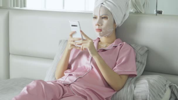 Manos aplicando crema mascarilla facial — Vídeos de Stock