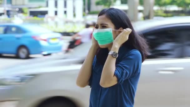 Žena Nosí Masku Aby Zabránilo Koronaviru — Stock video