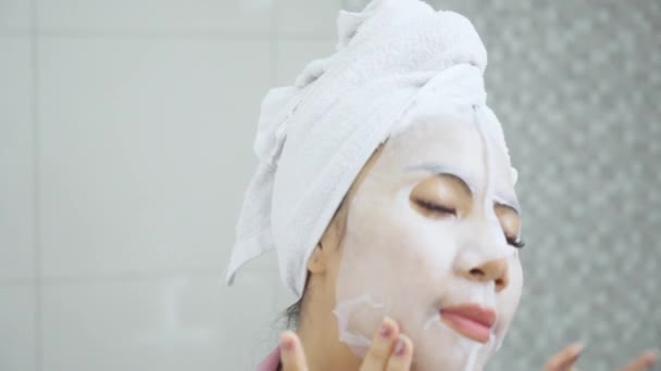 Mãos aplicando creme máscara facial — Vídeo de Stock