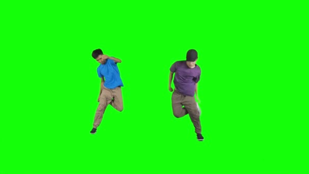 二人の若い男がスタジオでヒップホップダンスを演奏 — ストック動画