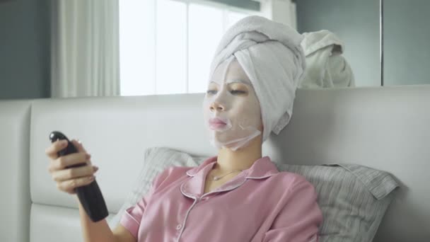 Manos aplicando crema mascarilla facial — Vídeo de stock
