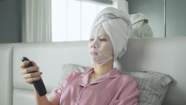 Mãos aplicando creme máscara facial — Vídeo de Stock