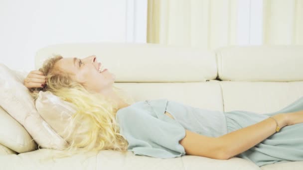 白人女性昼夢とソファに横たわっ — ストック動画