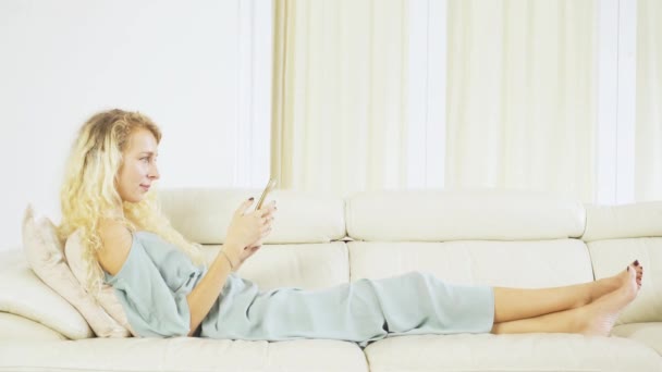 Mulher Branca Sofá Usando Telefone Celular Sala Estar Casa — Vídeo de Stock