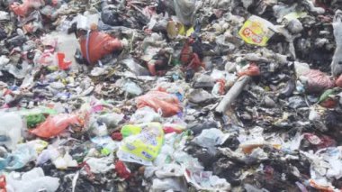 Plastik atık yığınıyla dolu bir depo.