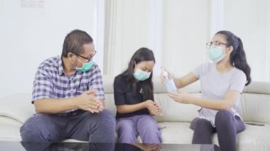 Aile, coronavirüsü önlemek için el dezenfektanı kullanıyor