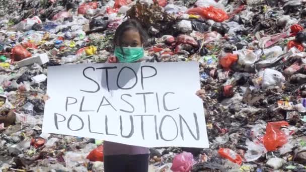 Fille Montre Bannière Avec Texte Stop Pollution Plastique — Video