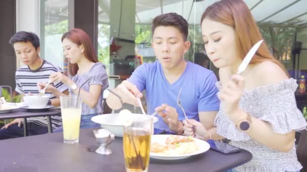 Sekelompok Anak Muda Menikmati Makan Siang Kafe — Stok Video