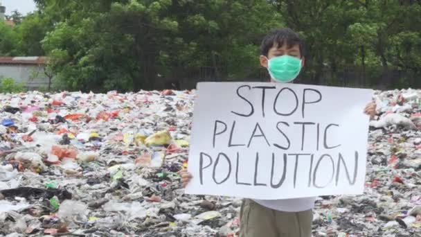 Pojke Som Visar Text Stopp Plast Föroreningar — Stockvideo