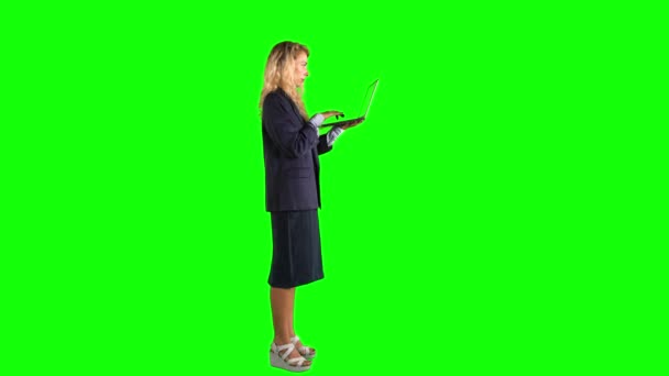Blonde Geschäftsfrau Benutzt Einen Laptop — Stockvideo