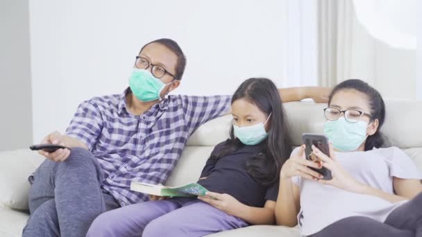 亚洲家庭在家中检疫期间休息 — 图库视频影像