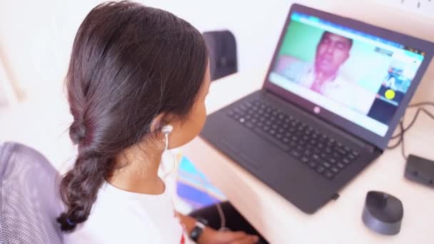 Gadis Kecil Menggunakan Laptop Dan Belajar Dari Rumah — Stok Video