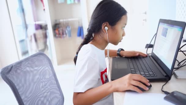 Gadis Kecil Menggunakan Laptop Dan Belajar Dari Rumah — Stok Video