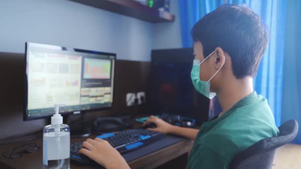 Asiático adolescente menino usando um laptop no sofá — Vídeo de Stock