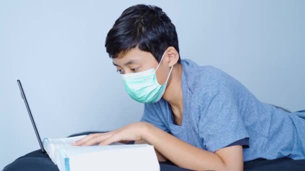 Preadolescente Masculino Estudiando Durante Cuarentena Casa — Vídeo de stock