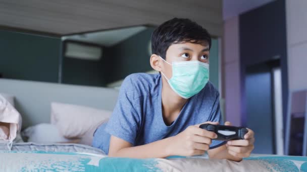 Preteen Boy Playing Videospiele Während Der Quarantäne — Stockvideo