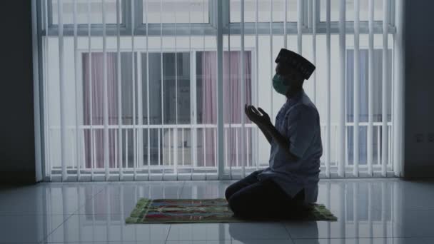 Мусульманин Носить Маску Під Час Молитви — стокове відео