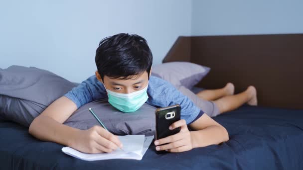 Rapaz Adolescente Fazendo Aula Line Com Smartphone — Vídeo de Stock