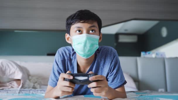 检疫期间玩电子游戏的十多岁男童 — 图库视频影像