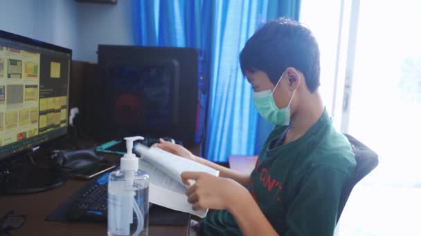 Azji nastolatek chłopiec za pomocą laptopa na kanapie — Wideo stockowe