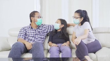 Karantina sırasında evde genç bir aile sohbet ediyor.