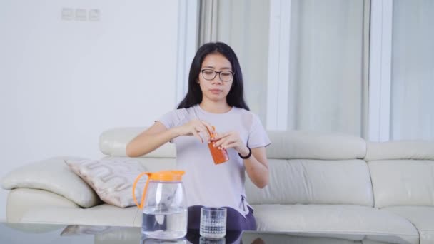 Женщина Пьет Много Воды Предотвратить Коронный Вирус — стоковое видео
