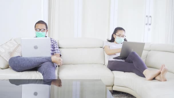 在家中检疫期间工作的年轻夫妇 — 图库视频影像