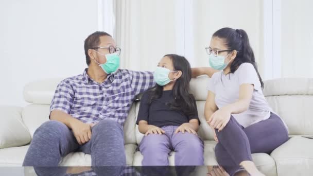 检疫期间在家里聊天的年轻家庭 — 图库视频影像