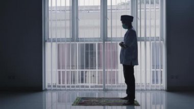 Müslüman bir adam camide namaz kılıyor.