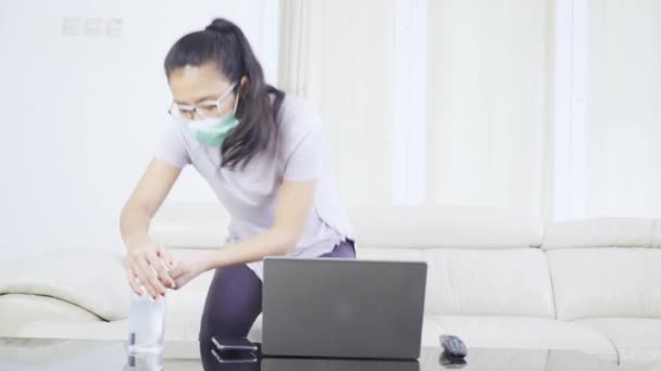Jovem Mulher Usando Higienizador Mão Antes Trabalhar — Vídeo de Stock