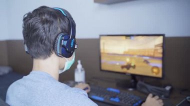 Kanepede dizüstü bilgisayar kullanan Asyalı genç çocuk.