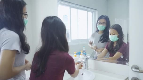 母亲和孩子洗手以防止考拉病毒 — 图库视频影像
