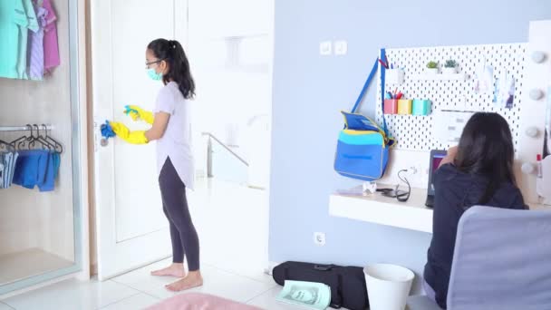 Vista Laterale Donna Asiatica Pulizia Della Casa Utilizzando Disinfettante Mentre — Video Stock