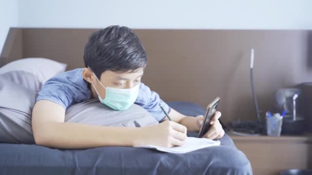 Niño Preadolescente Haciendo Lección Línea Con Teléfono Inteligente — Vídeo de stock