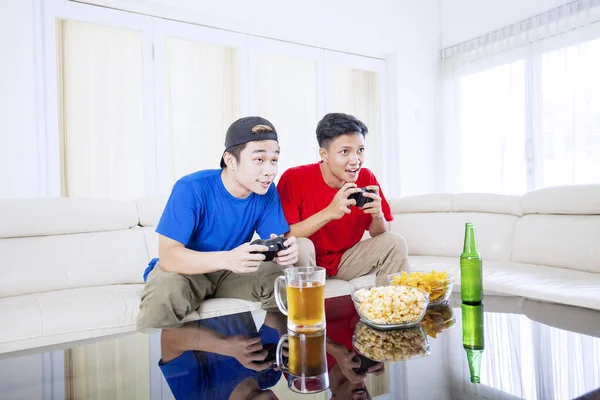 Retrato Dos Chicos Asiáticos Jugando Videojuegos Juntos Mientras Están Sentados —  Fotos de Stock