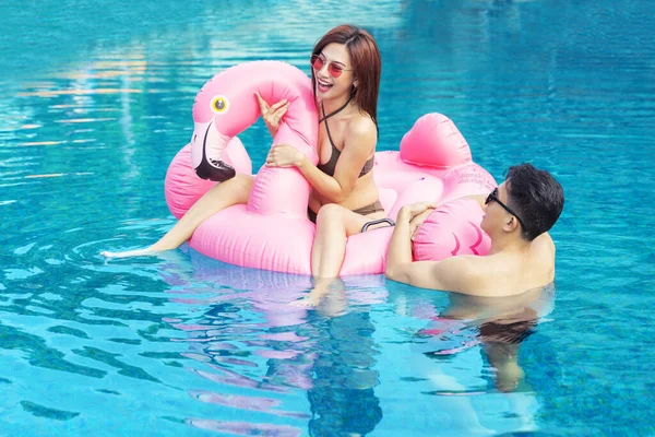 Joven Pareja Alegre Con Flamenco Inflable Piscina —  Fotos de Stock