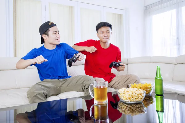 Retrato Dos Hombres Alegres Jugando Videojuegos Juntos Mientras Están Sentados —  Fotos de Stock