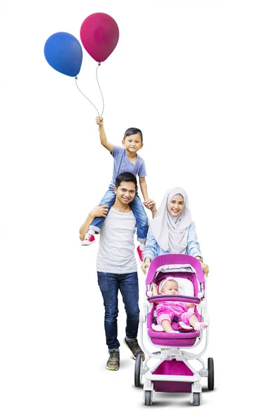 Retrato Alegre Familia Musulmana Caminando Juntos Estudio Mientras Sonríen Cámara — Foto de Stock
