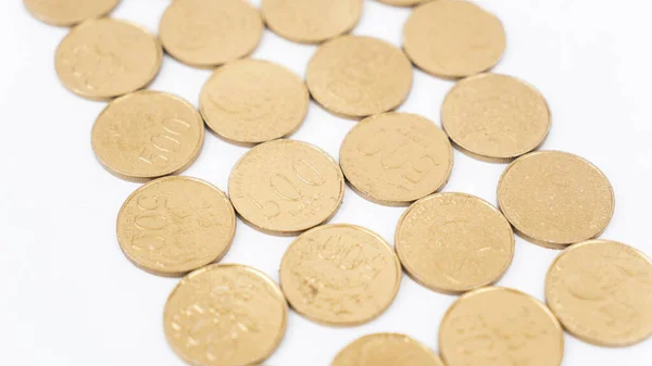 白い背景に黄金のコインの閉鎖 貯金の概念 — ストック写真