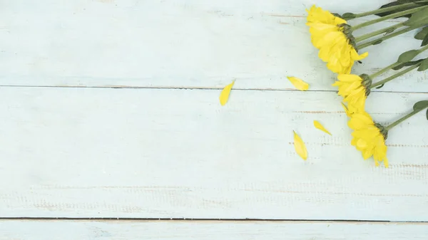 Fleurs Marguerite Jaune Pétale Avec Tige Verte Sur Fond Bois — Photo