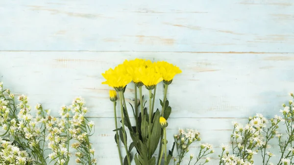 Ovanifrån Gula Tusensköna Blommor Med Grön Stam Trä Bakgrund — Stockfoto