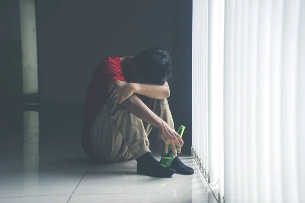 Portretul Unui Deprimat Care Stă Podea Lângă Perdea Timp Ține — Fotografie, imagine de stoc