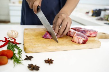 Biftekli sığır filetosu. Mutfaktaki doğrama tahtasının üzerinde bıçak var.