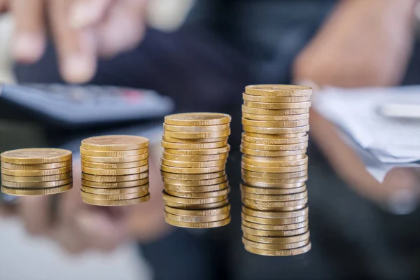 Gouden Munten Grafiek Gestapeld Tafel Met Senior Man Hand Achtergrond — Stockfoto