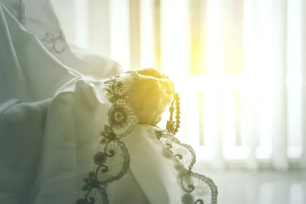 Close Hand Mature Muslim Woman Holding Rosary Beads While Praying — Stock Photo, Image