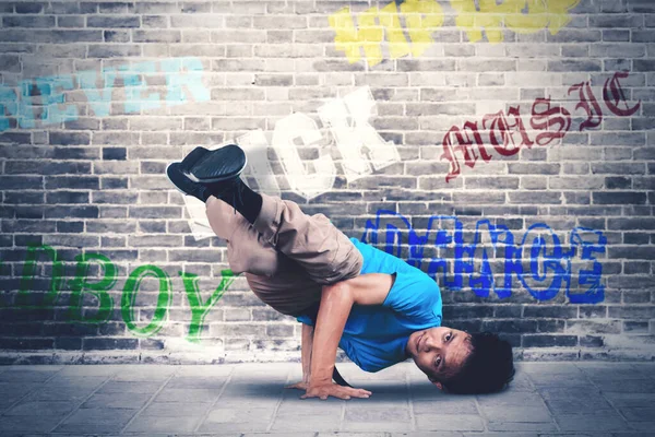 Portret Młodego Przystojniaka Pokazujący Ruch Break Dance Tle Murowanej Ściany — Zdjęcie stockowe