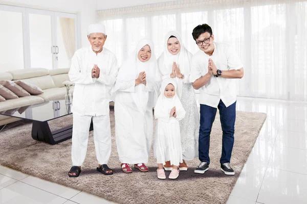 Volledige Lengte Van Moslimfamilie Met Begroeting Gebaar Terwijl Thuis Staan — Stockfoto