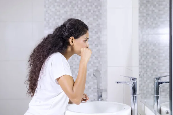 Sidovy Indian Kvinna Borsta Tänderna Badrummet När Står Framför Spegeln — Stockfoto